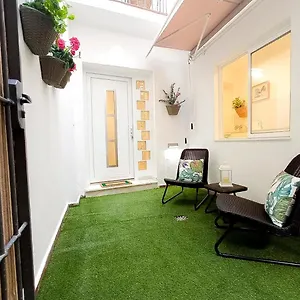 https://carreteria-central-cosy-with-an-andalusian-patio.hotelsinnerja.org